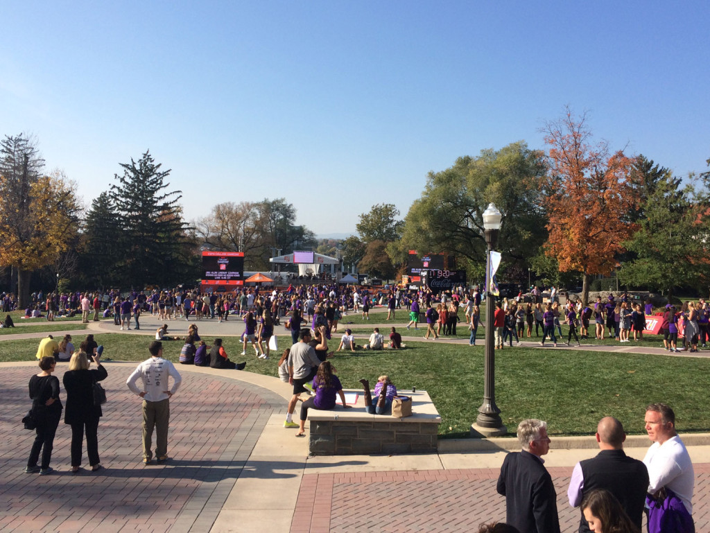 A picture perfect fall Friday as students swarm the set. (WTOP/Noah Frank)