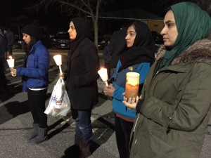 Attendees hold candles in remembrance of the shooting victims in California. (WTOP/Michelle Basch)