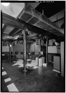 The old venue featured a support beam right in front of the stage. (Library of Congress)
