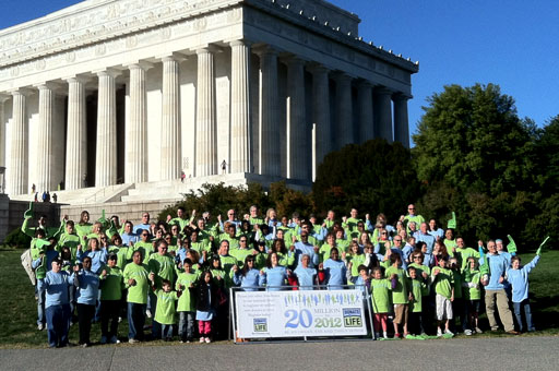 Organ donor advocates gather at the Lincoln Memorial