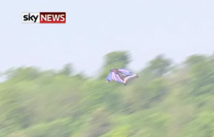Skydiver becomes first to land without parachute (VIDEOS)
