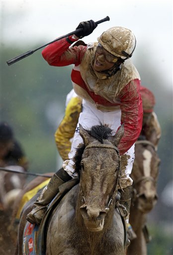 Orb comes from behind to win Kentucky Derby