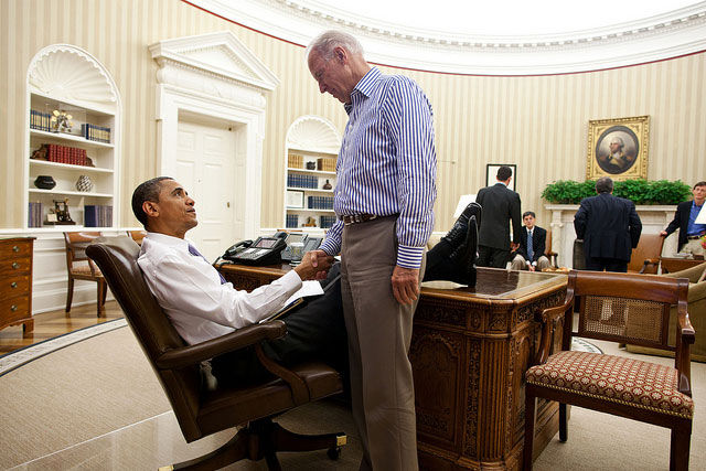 Obama and the foot-on-desk controversy - WTOP News