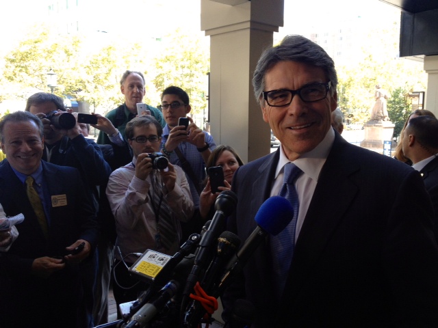 Perry meets with Md. businesses, asks them to move