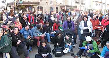 Seeger’s followers turn out for singalong in Columbia Heights