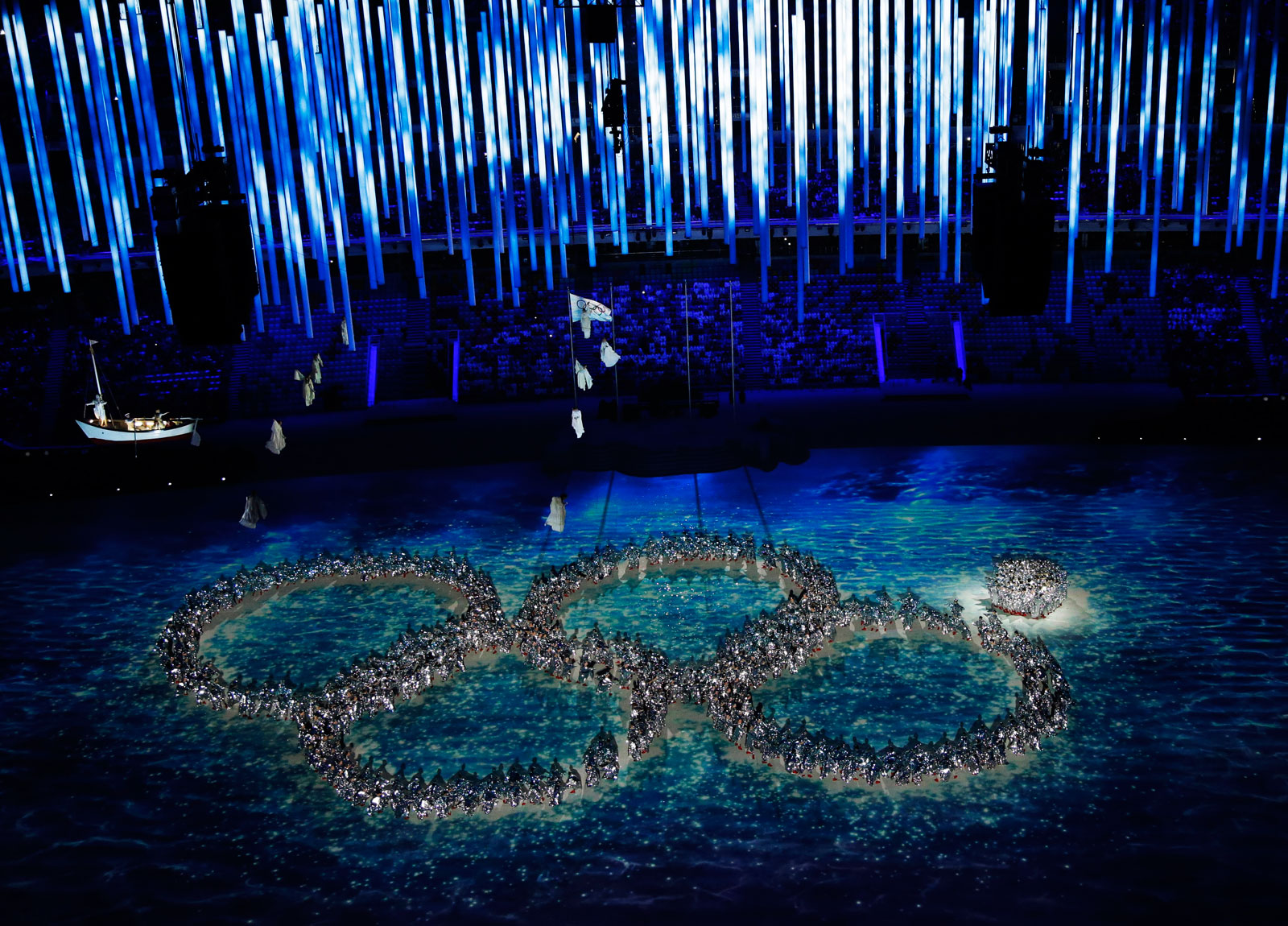 Closing ceremony recreates Olympic-ring failure