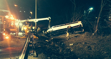 1 dies, several seriously hurt as bus overturns on I-95