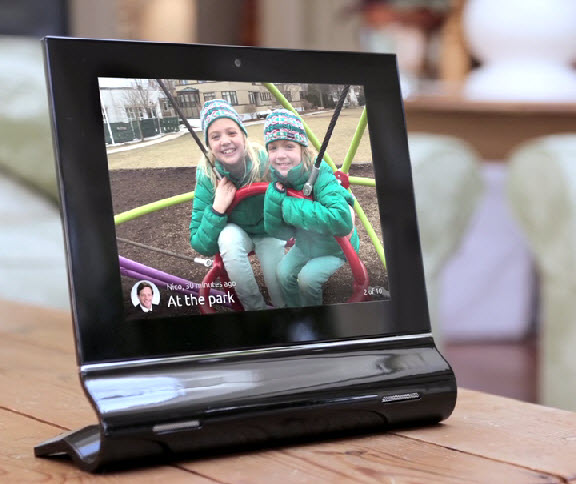 Social photo frame: From phone to grandparents instantly
