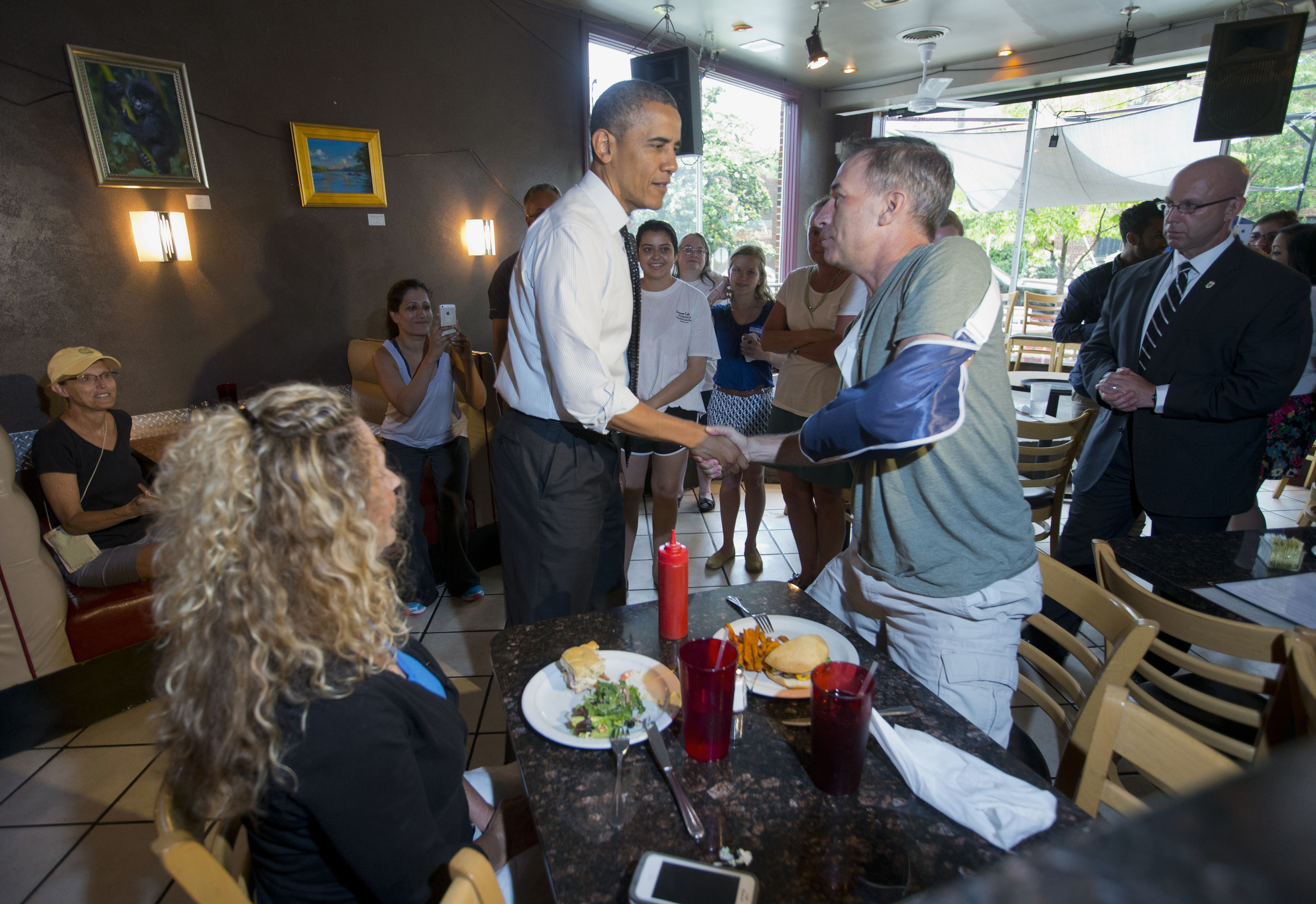 Obama, education secretary eat burgers in Virginia
