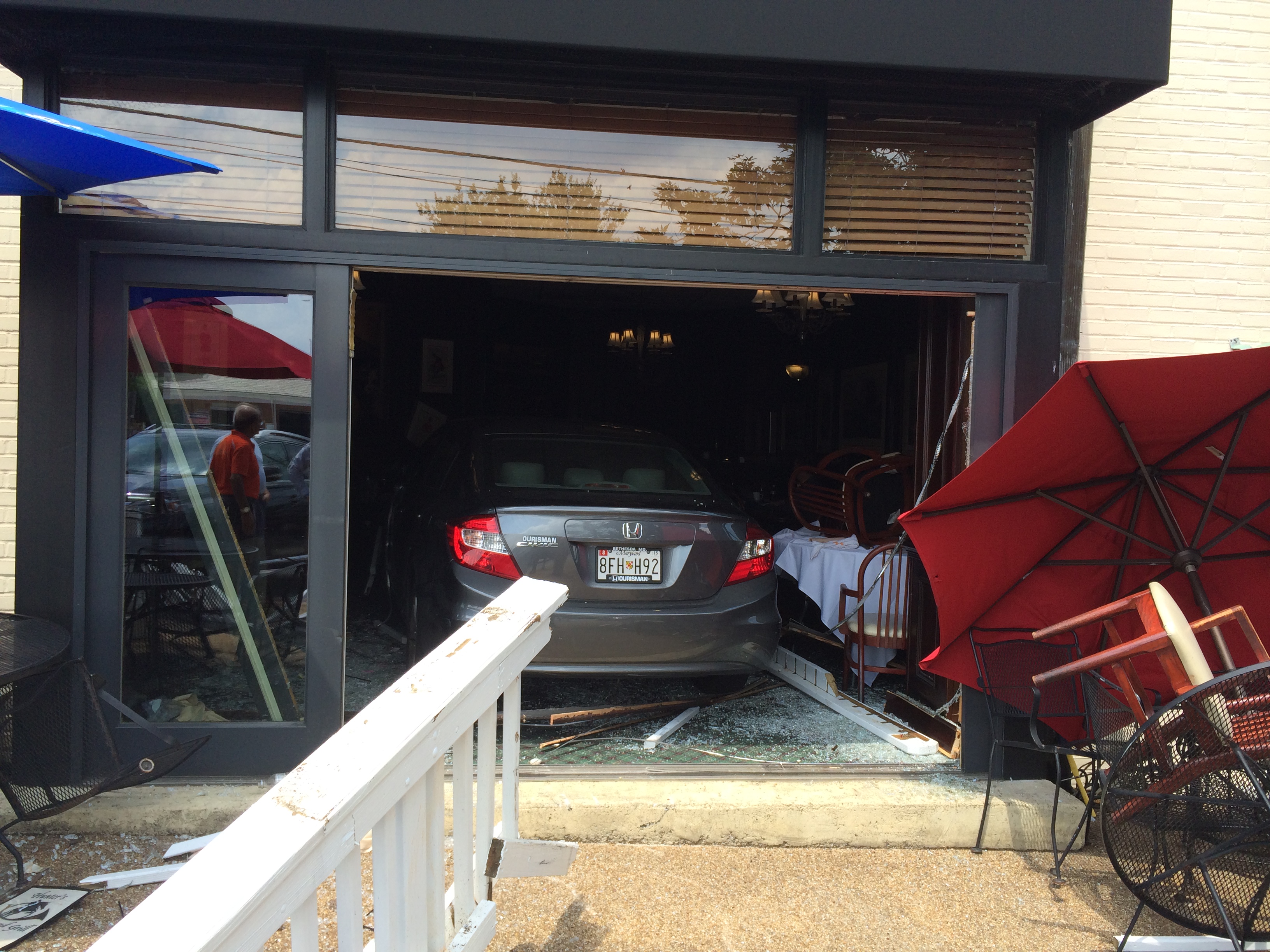 Car crashes into Montgomery County restaurant