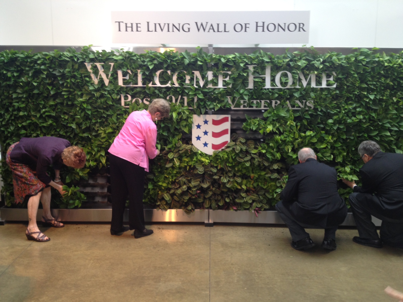 Living wall of honor remembers women killed in Iraq, Afghanistan