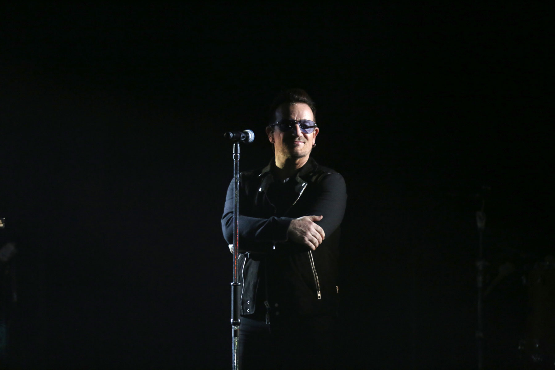 U2 singer Bono injures arm; “Tonight Show” residency put off