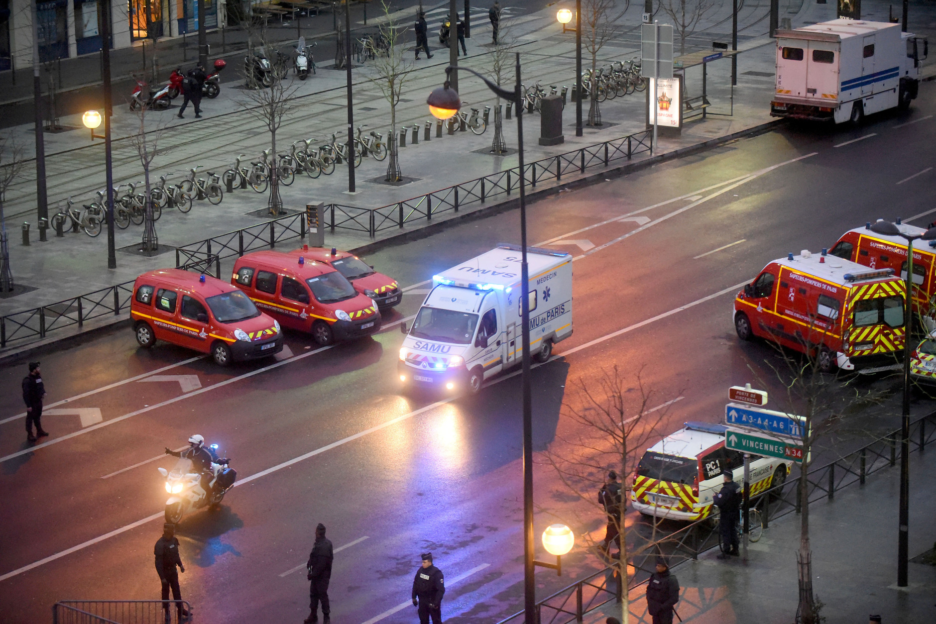 French emergency doctors evacuate injured hostages during a hostage situation at Port de Vincennes on January 9, 2015 in Paris, France. According to reports at least five people were taken hostage in a kosher deli in the Port de Vincennes area of Paris. A huge manhunt for the two suspected gunmen in Wednesday's deadly attack on Charlie Hebdo magazine has entered its third day. (Photo by Antoine Antoniol/Getty Images)