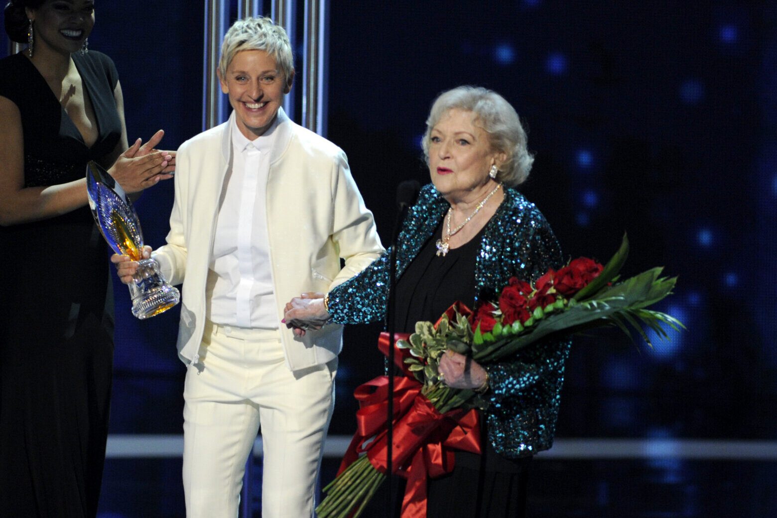 Betty White Marvels at Winning Favorite TV Icon at Nearly 93! (Video):  Photo 3274821, 2015 People's Choice Awards, Betty White Photos