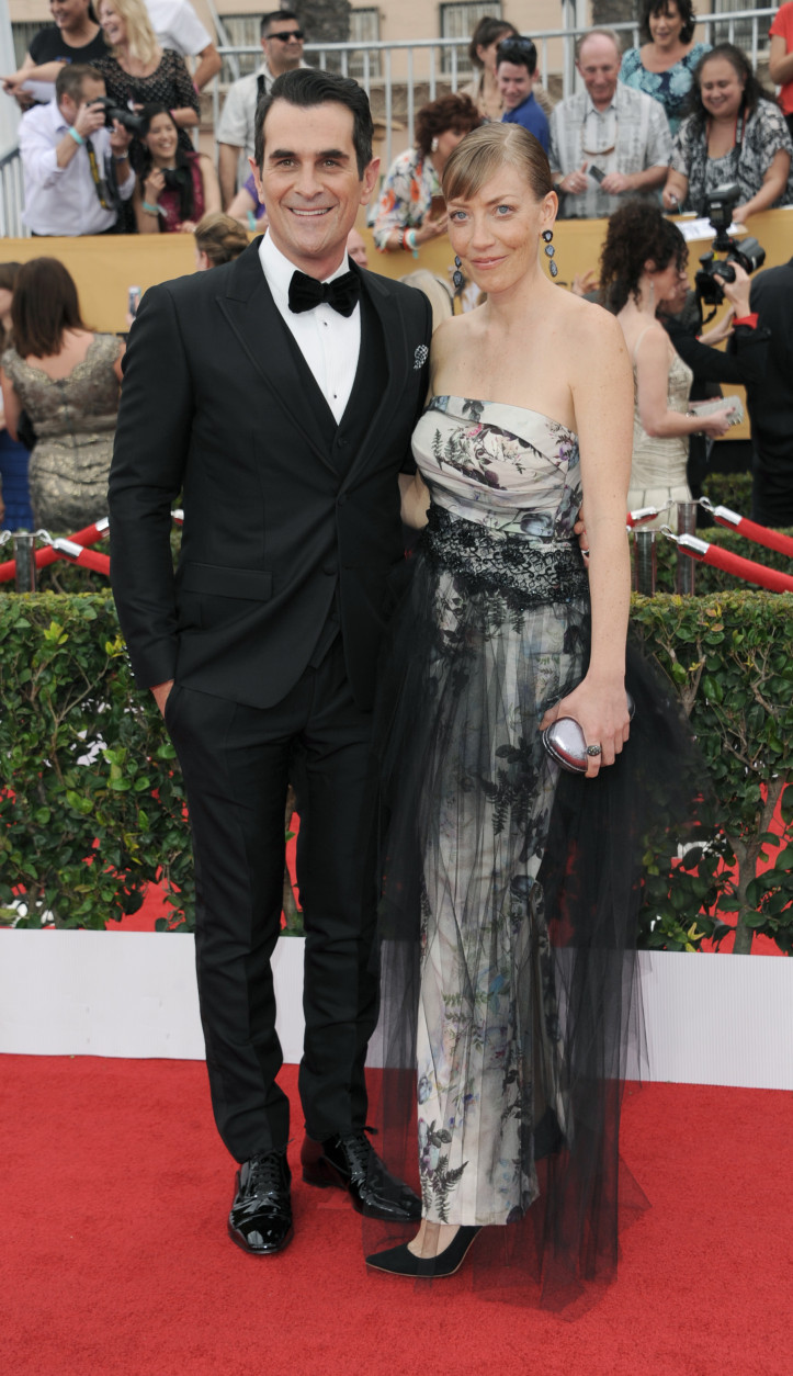 Ty Burrell, left, and Holly Burrell arrive at the 21st annual Screen Actors Guild Awards at the Shrine Auditorium on Sunday, Jan. 25, 2015, in Los Angeles. (Photo by Richard Shotwell/Invision/AP)