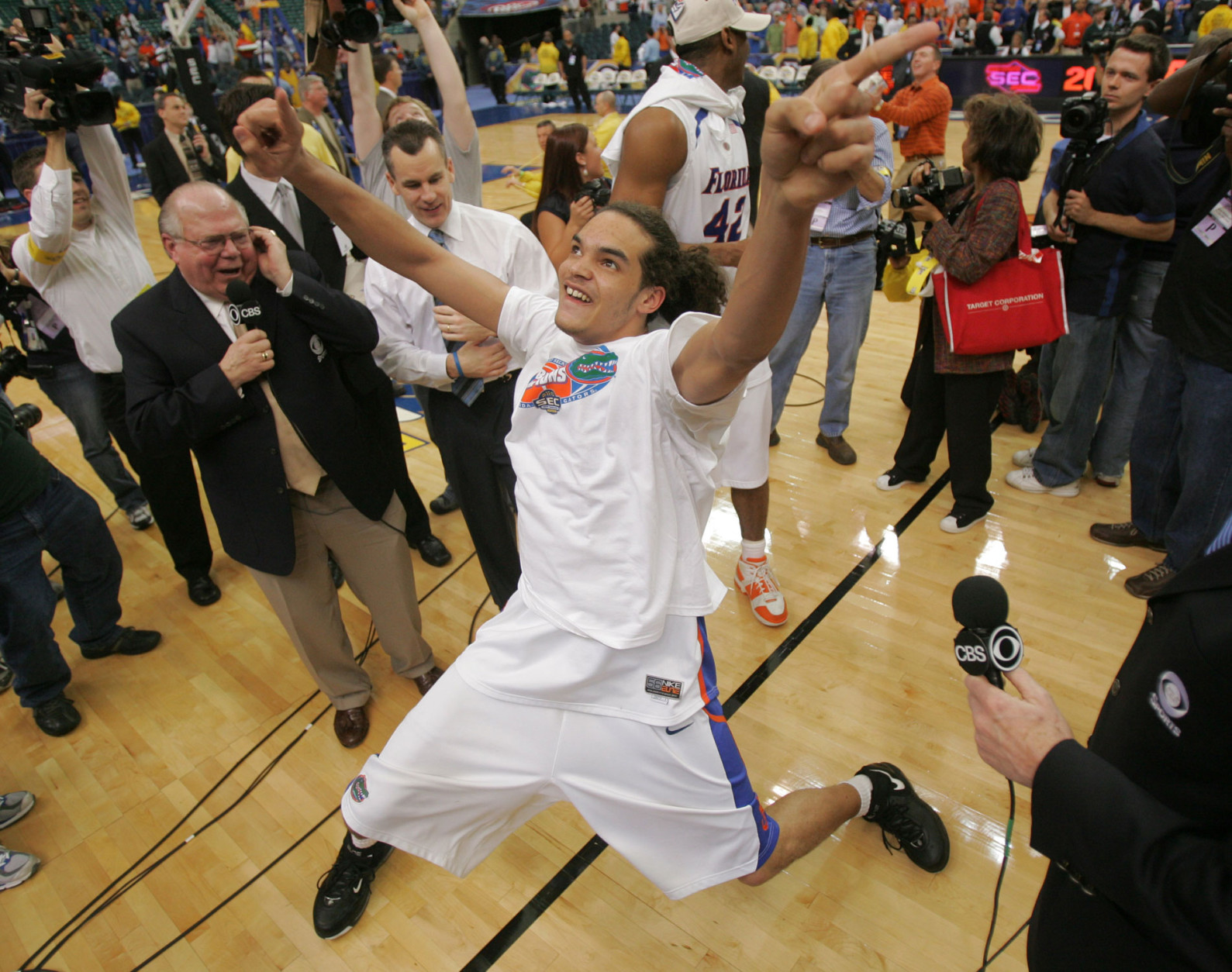 Florida's Joakim Noah reacts to the crowd following a 77-56 win over Arkansas during their Southeastern Conference basketball tournament championship game at the Georgia Dome in Atlanta, Sunday, March 11, 2007. (AP Photo/John Bazemore)