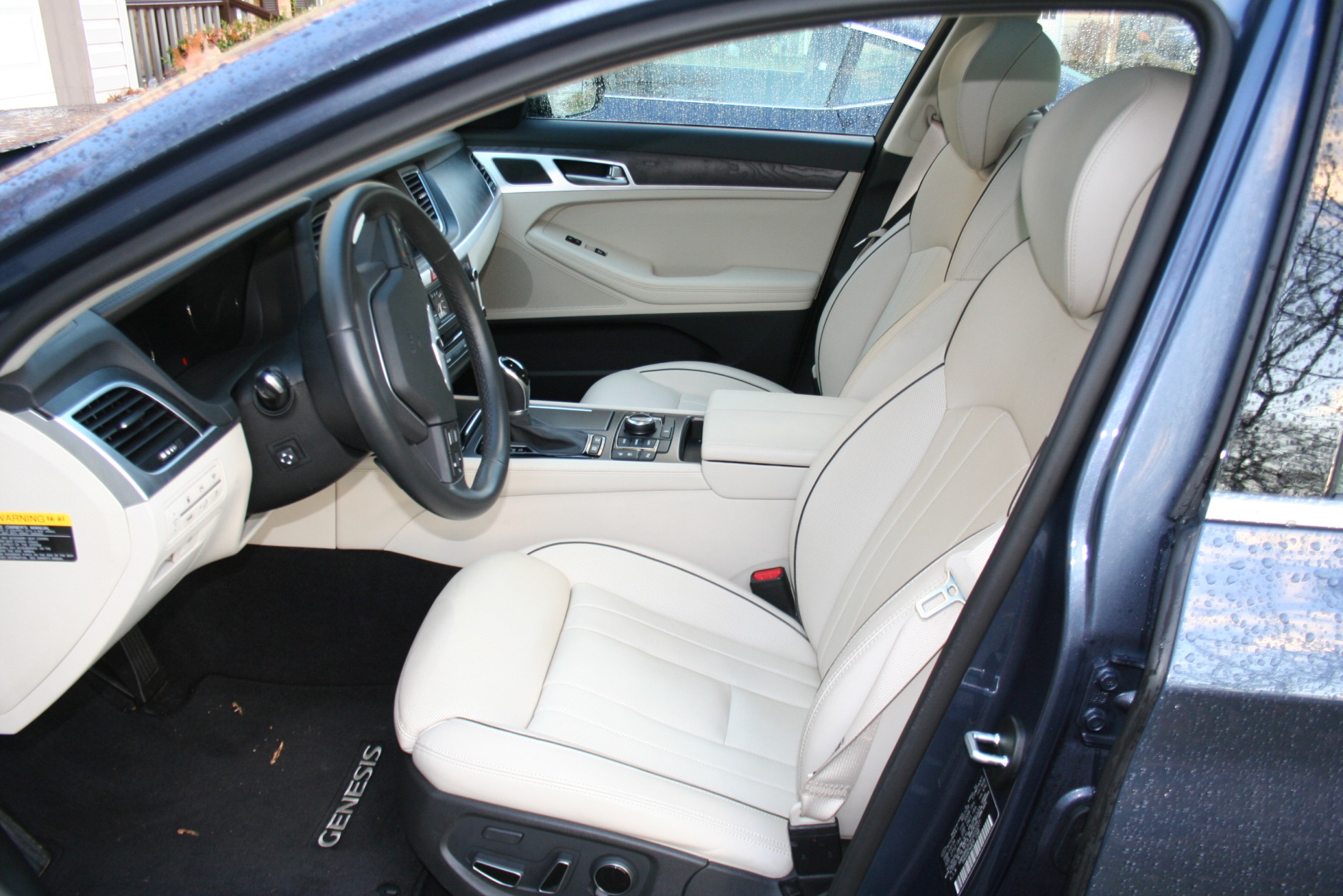 There's a good amount of space both upfront and in the back seats. The front seats are very comfortable with nice quality leather. (WTOP/Mike Parris)