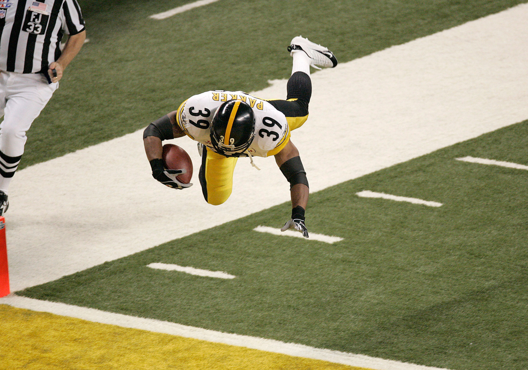 Steelers running back Willie Parker dives to teh goal line during Pittsburgh's 21-10 win over Seattle in Super Bowl XL, the Seahawks' first Super Bowl appearance. (Getty Images/Gregory Shamus)