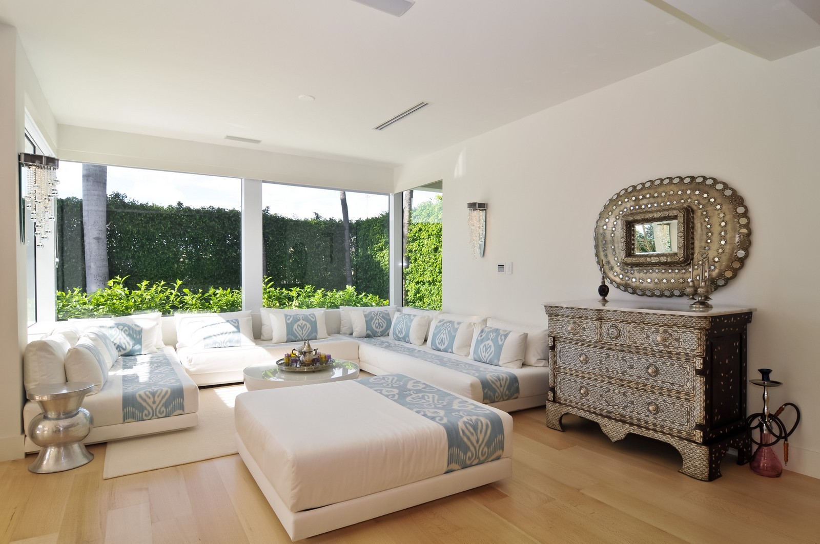 One of the rooms in Shakira's nearly $13 million house. (Genelle Brown/TopTenRealEstate)