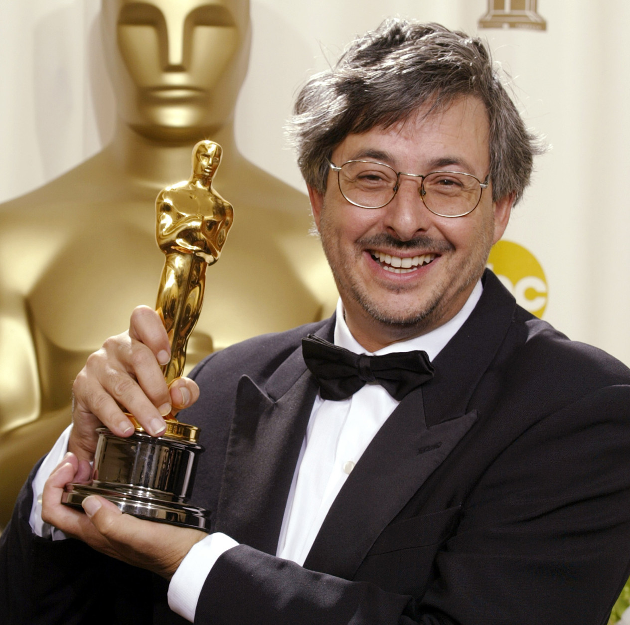 FILE - In this March 24, 2002 file photo, Andrew Lesnie poses with his Oscar trophy for cinematography for the film "Lord of the Rings: The Fellowship of the Rings" during the 74th annual Academy Awards in Los Angeles. Oscar-winning Australian cinematographer Lesnie, best known for his work on "The Lord of the Rings," has died, friends and colleagues said Wednesday, April 29, 2015. He was 59. (AP Photo/Doug Mills, File)