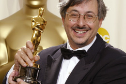 FILE - In this March 24, 2002 file photo, Andrew Lesnie poses with his Oscar trophy for cinematography for the film "Lord of the Rings: The Fellowship of the Rings" during the 74th annual Academy Awards in Los Angeles. Oscar-winning Australian cinematographer Lesnie, best known for his work on "The Lord of the Rings," has died, friends and colleagues said Wednesday, April 29, 2015. He was 59. (AP Photo/Doug Mills, File)