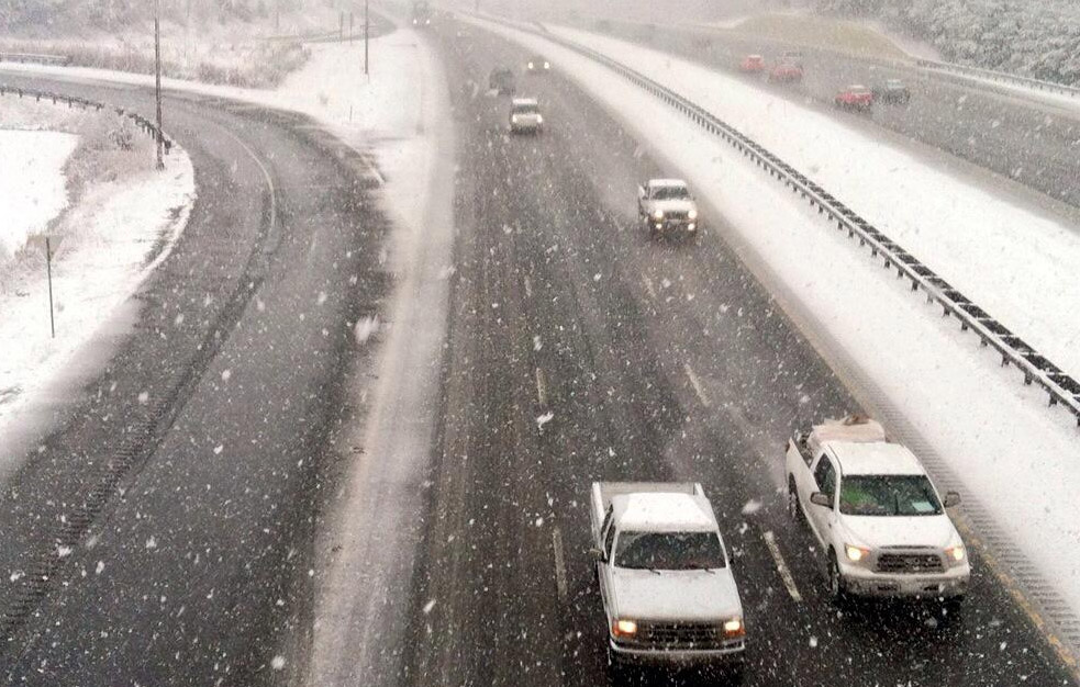 Heavy snow falls along interstate 270 near mile-marker 18 in Maryland. Temperatures hovered near the freezing mark and roads throughout the D.C. region were mainly wet. (WTOP/Dave Dildine)