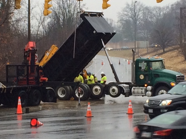 Men work to repair a broken water main on northbound Route 29. (WTOP/Rob Stallworth)