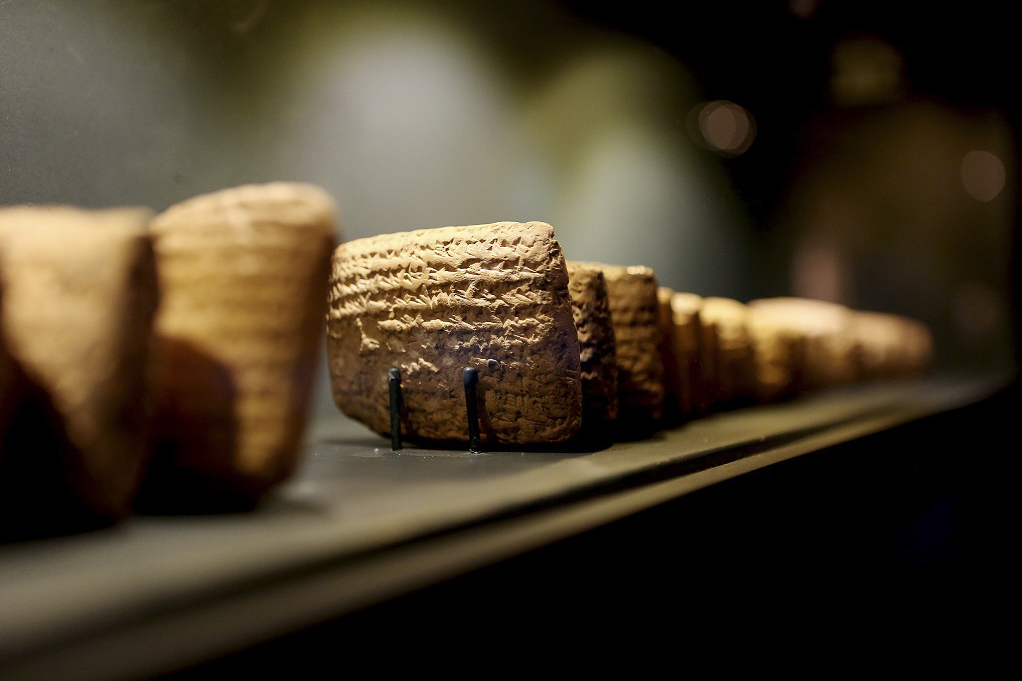 Ancient tablets displayed in Jerusalem fuel looting debate