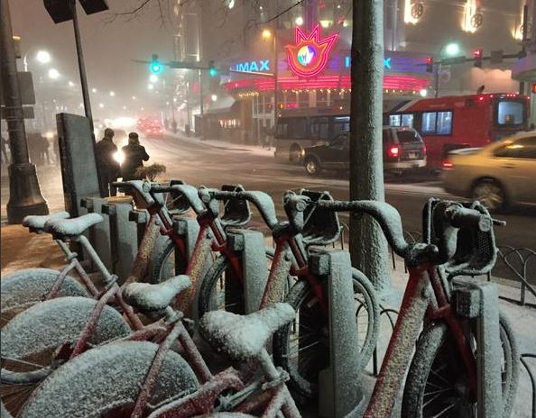 Snow in Silver Spring, Maryland on the evening of Feb. 14, 2015. (WTOP/Megan Cloherty)
