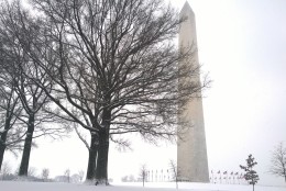 Snow falls on the Washington Monument Thursday morning. (WTOP/Megan O'Rourke) 