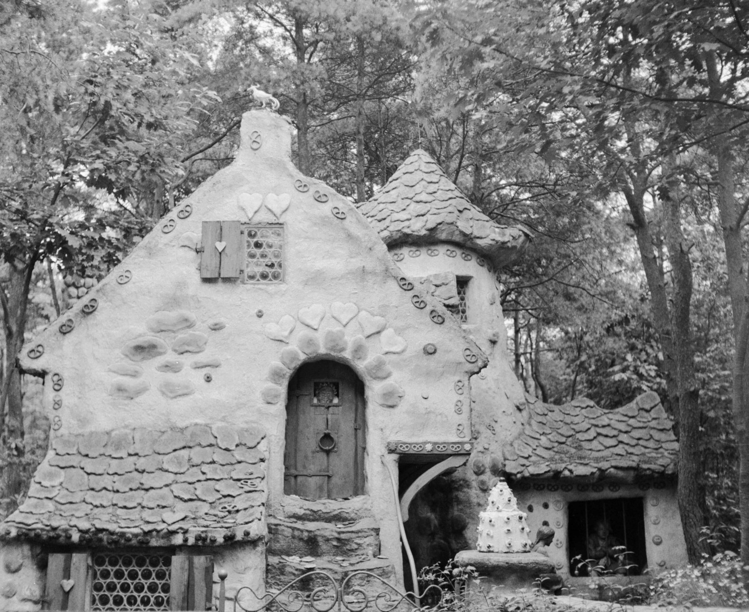 circa 1955:  The Gingerbread House where the old witch lives in the tale of Hansel and Gretel.  (Photo by Evans/Three Lions/Getty Images)