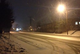 Snow accumulates on Occaquan Road early Thursday morning. (WTOP/Kristi King)