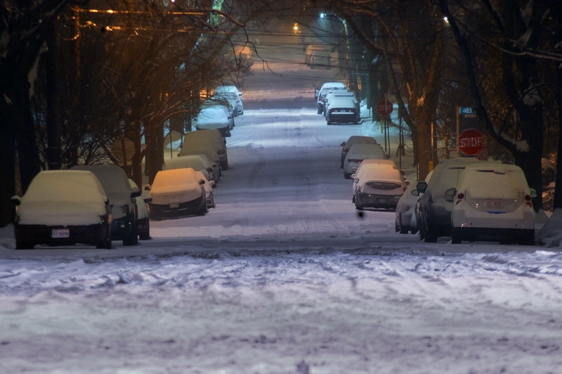 Snow in the pre-dawn hours in Northwest D.C. (WTOP/Dave Dildine)