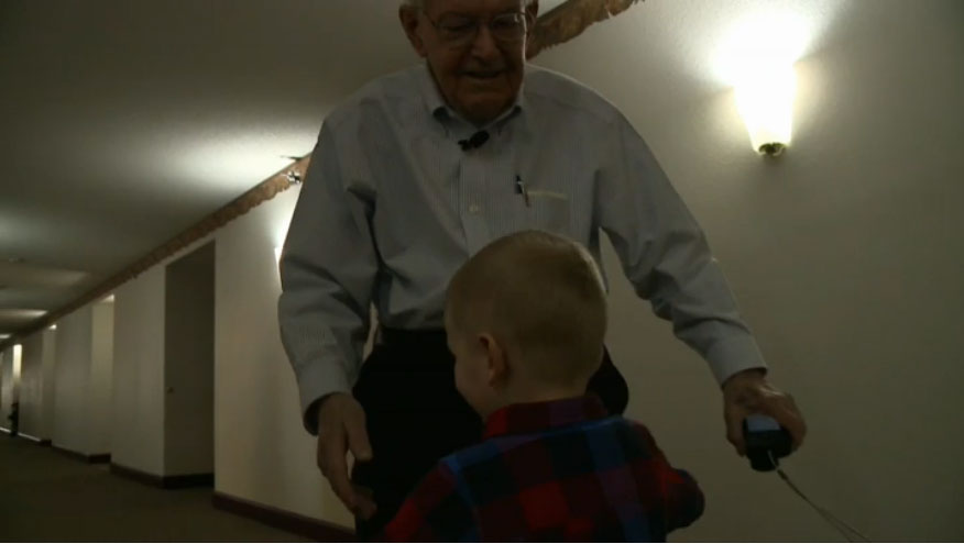 WWII veteran and 4-year-old reunite for birthday fun (Video)