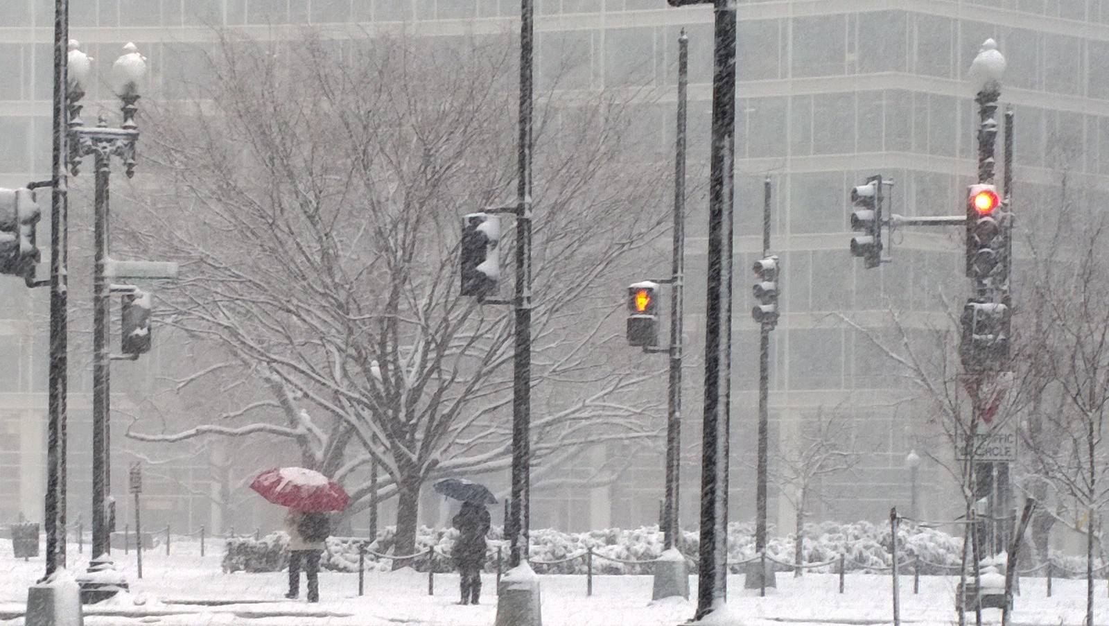 Pennsylvania Avenue NW in the snow. (WTOP/Megan Matthews)