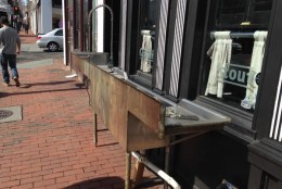 A big sink is now sitting on M Street in front of Rhino Bar, which closed Saturday . (WTOP/Michelle Basch)