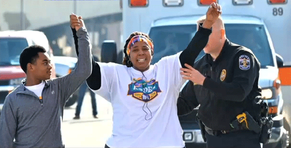 Police officer helps determined woman cross race’s finish line