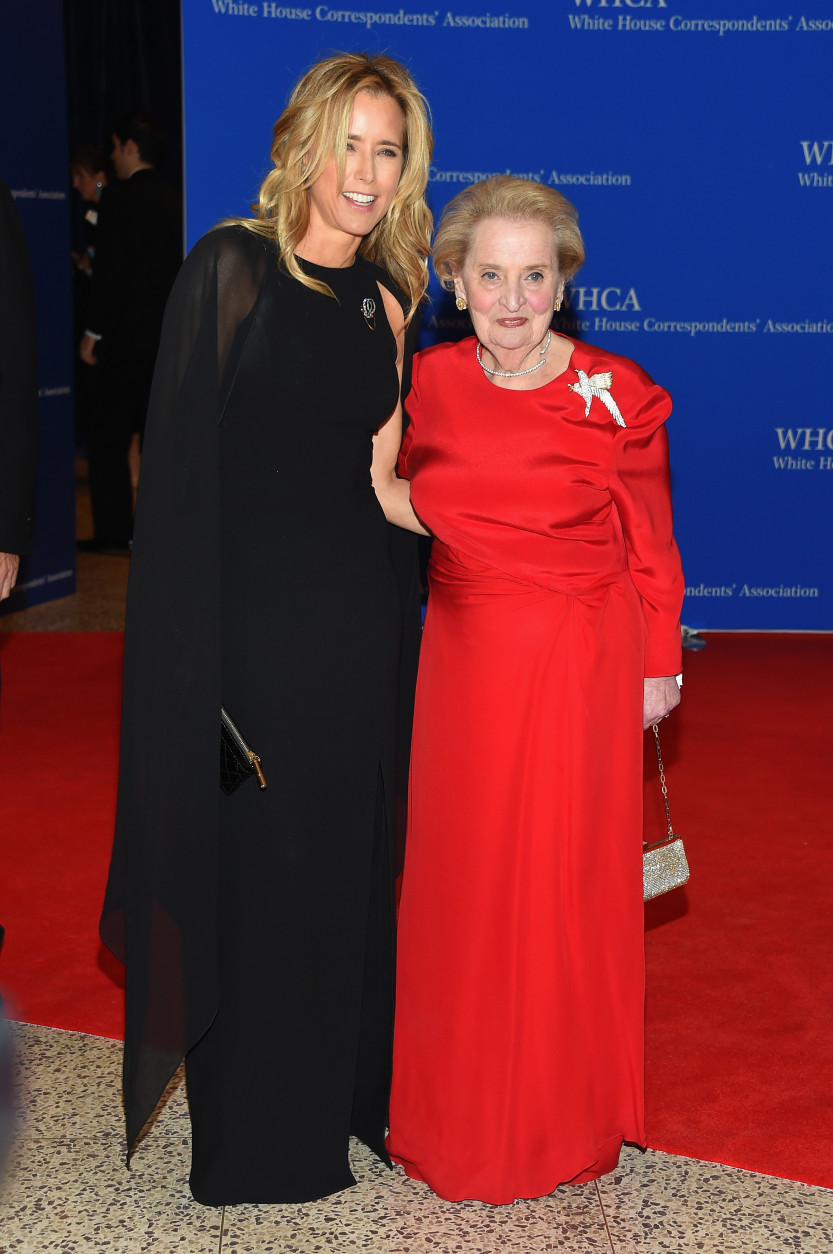 WASHINGTON, DC - APRIL 25:  Tea Leoni (L) and Madeleine Albright attend the 101st Annual White House Correspondents' Association Dinner at the Washington Hilton on April 25, 2015 in Washington, DC.  (Photo by Michael Loccisano/Getty Images)