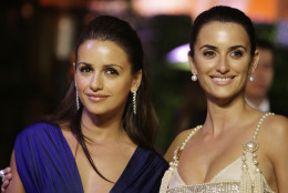 Penelope Cruz, right and her sister Monica arrive at the annual Vanity Fair Oscar party at Morton's in West Hollywood, Calif., Sunday, Feb. 25, 2007.  (AP Photo/Danny Moloshok)