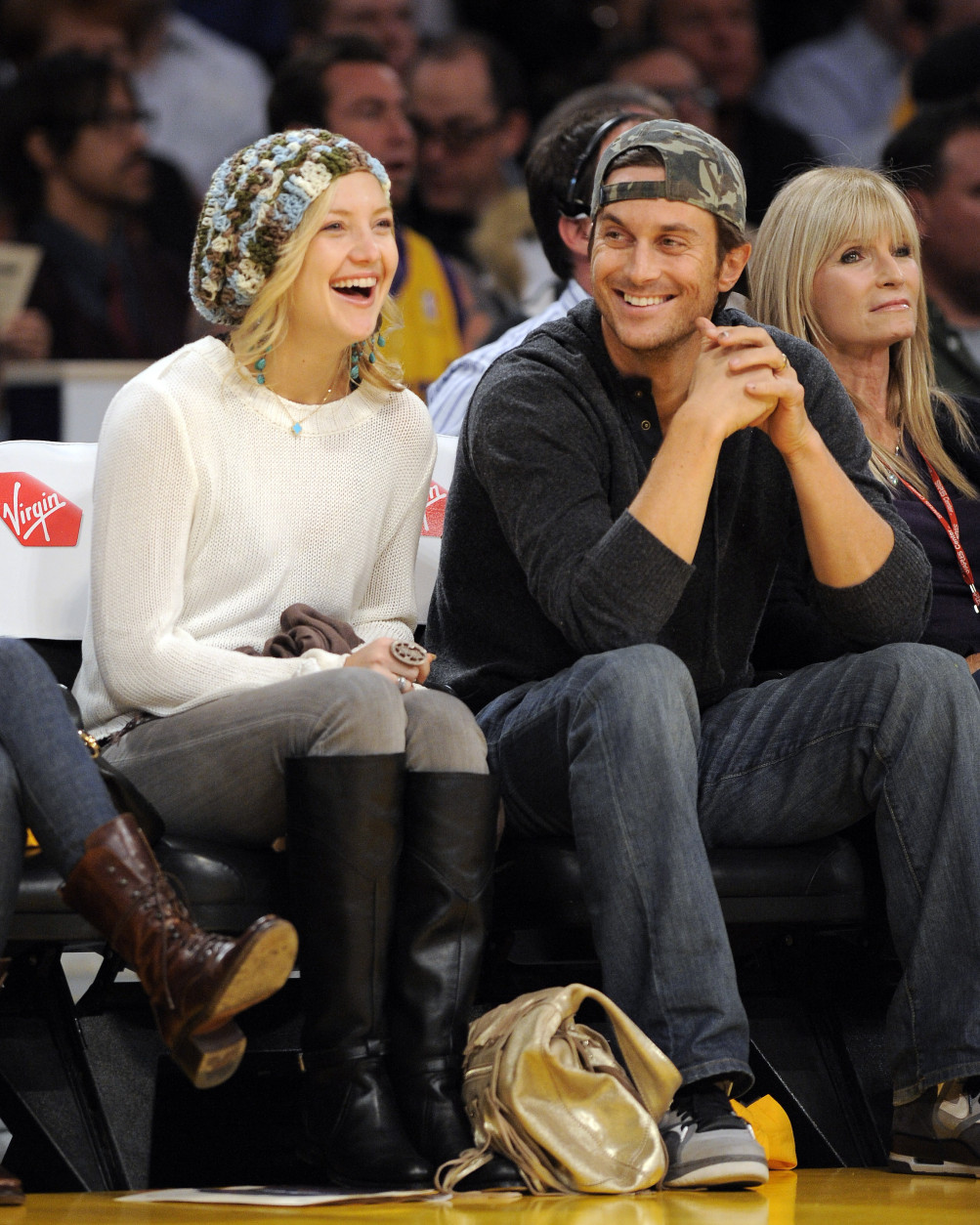 Actress Kate Hudson watches the Los Angeles Lakers NBA basketball game against the Los Angeles Clippers with her brother and actor Oliver Hudson, Wednesday, Nov. 5, 2008 in Los Angeles.  (AP Photo/Mark J. Terrill)