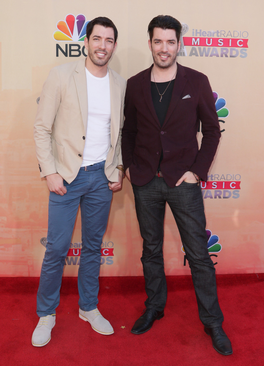Drew Scott, left, and Jonathan Scott arrive at the iHeartRadio Music Awards at The Shrine Auditorium on Sunday, March 29, 2015, in Los Angeles. (Photo by John Salangsang/Invision/AP)