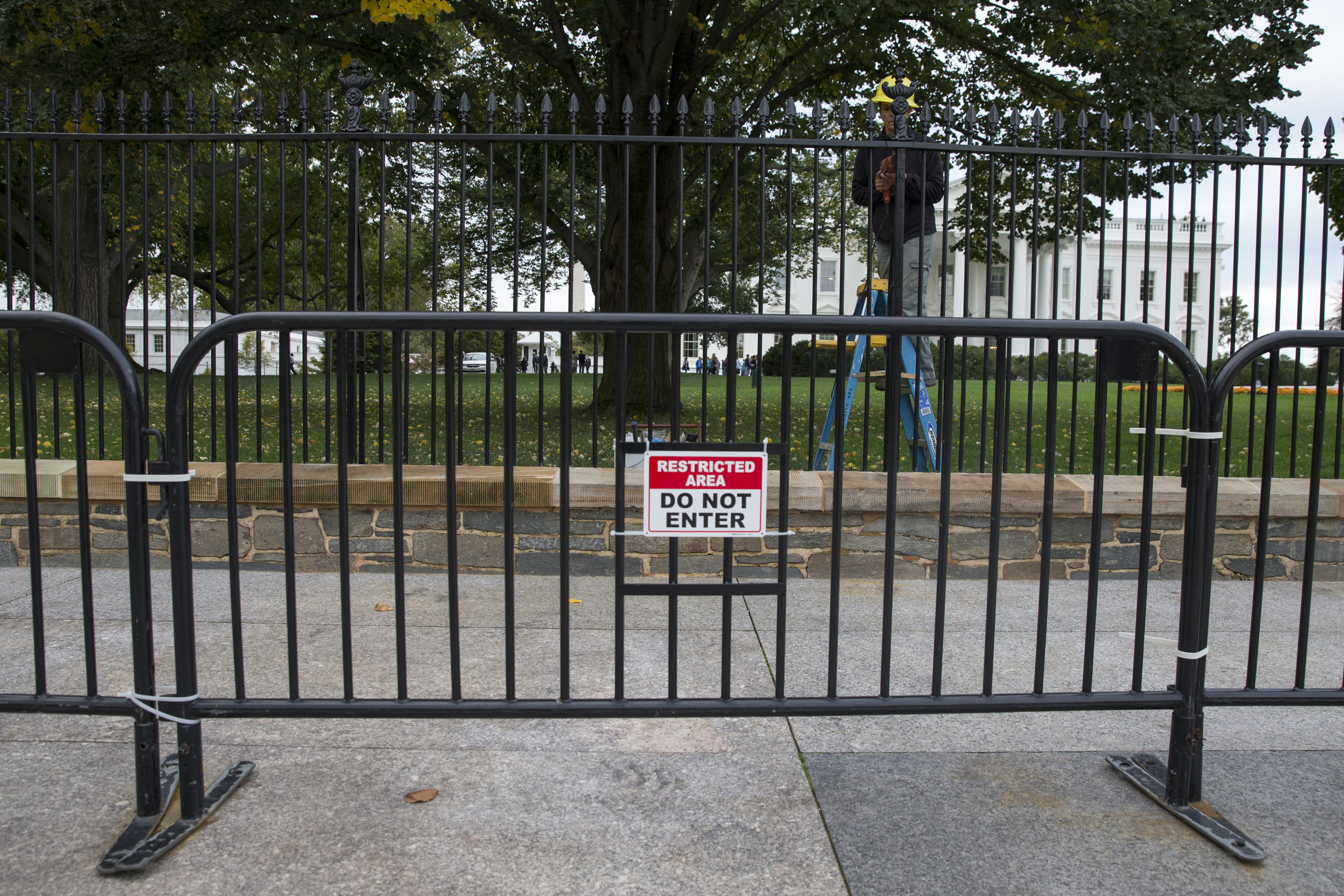 Californian arrested for trying to scale White House fence