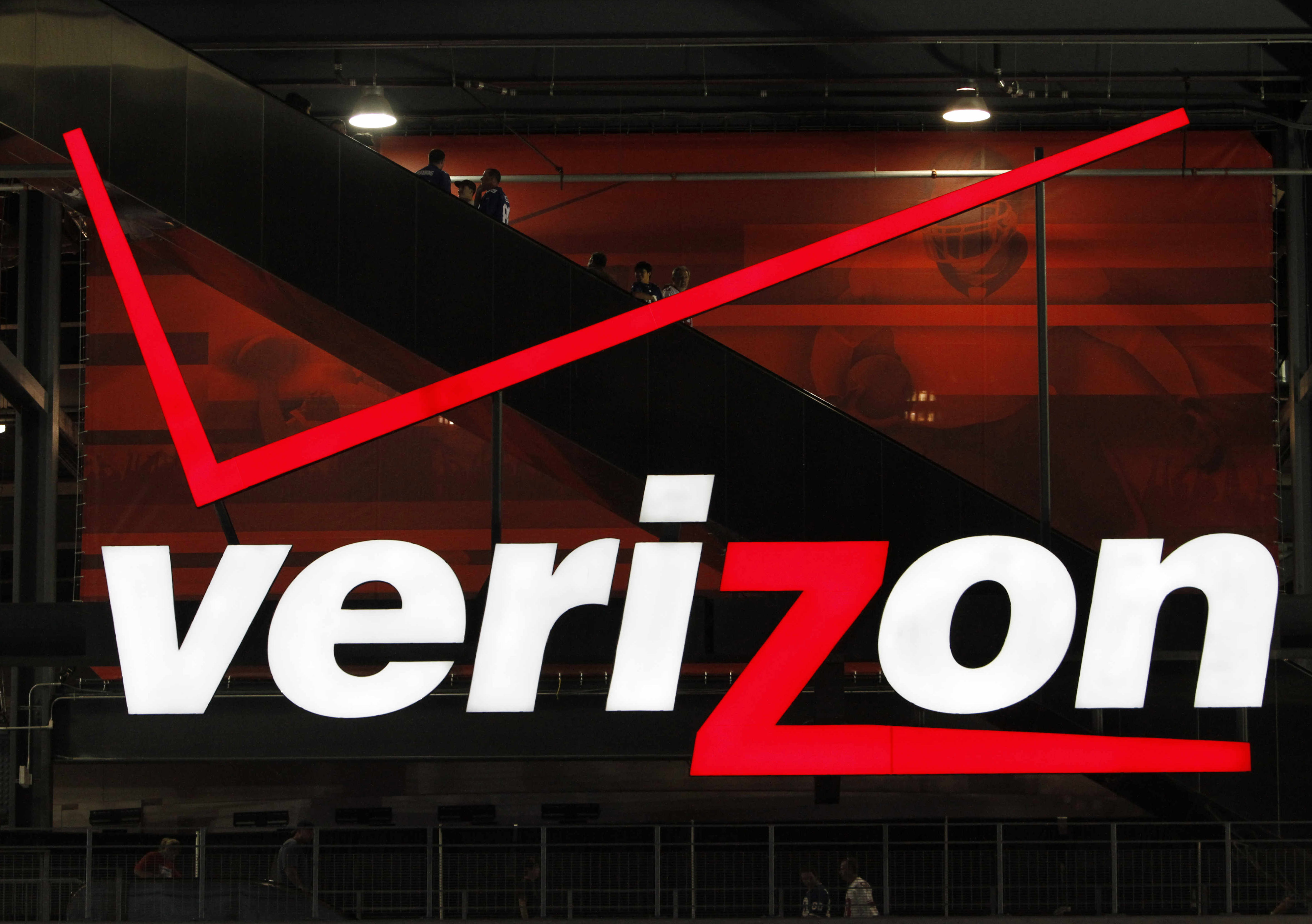 Verizon contract expires but workers will stay on the job