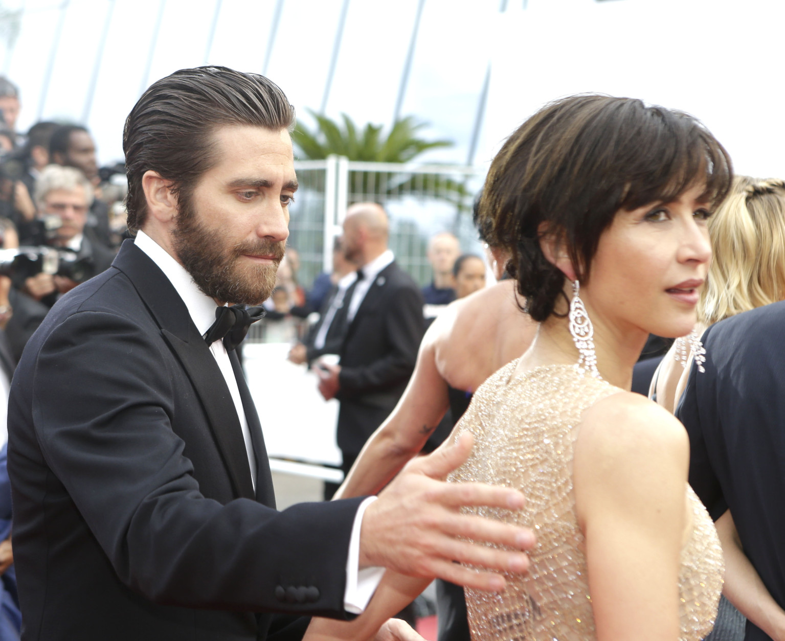 Jake Gyllenhaal and Sienna Miller pose for photographers upon arrival for the awards ceremony at the 68th international film festival, Cannes, southern France, Sunday, May 24, 2015. (AP Photo/Lionel Cironneau)