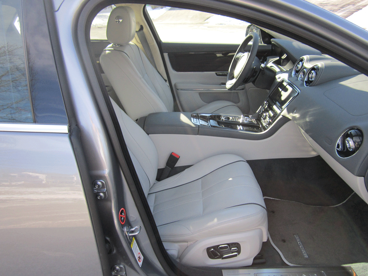 Jaguar XJ sedan 