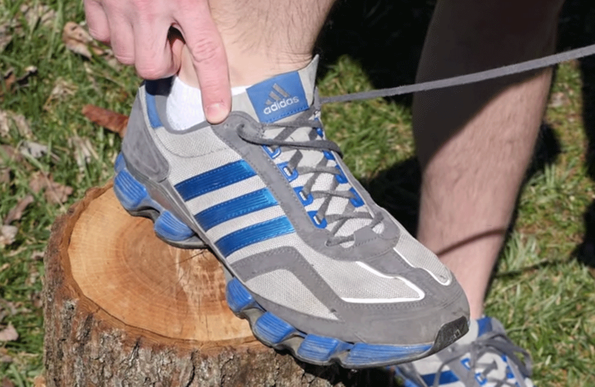 The way you tie your shoes could affect foot pain
