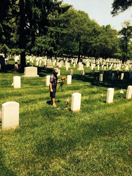 Cub scouts pay respects to fallen soldiers in Arlington