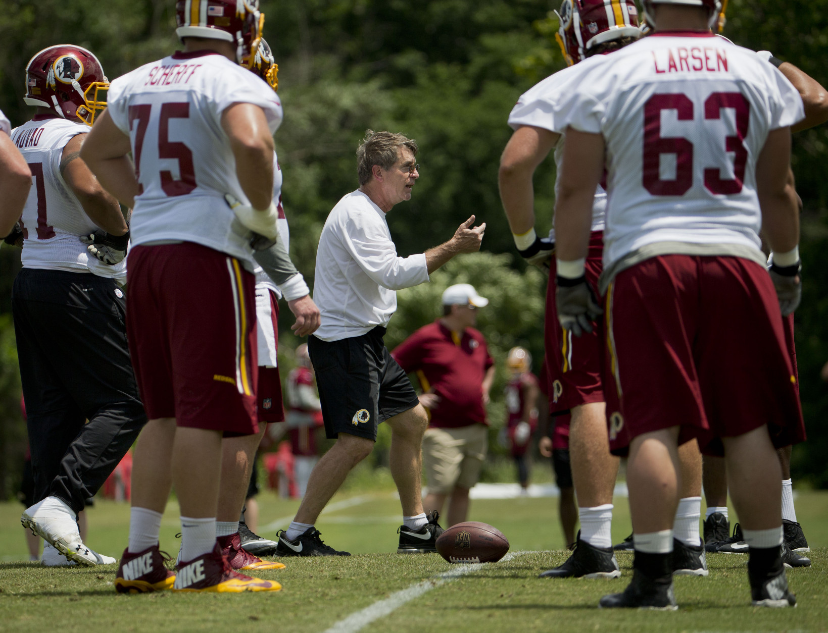 Washington Redskins offensive line coach Bill Callahan, center, works with players during NFL football minicamp at Redskins Park Tuesday, June 16, 2015 in Ashburn, Va. (AP Photo/Pablo Martinez Monsivais)