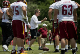 Washington Redskins offensive line coach Bill Callahan, center, works with players during NFL football minicamp at Redskins Park Tuesday, June 16, 2015 in Ashburn, Va. (AP Photo/Pablo Martinez Monsivais)