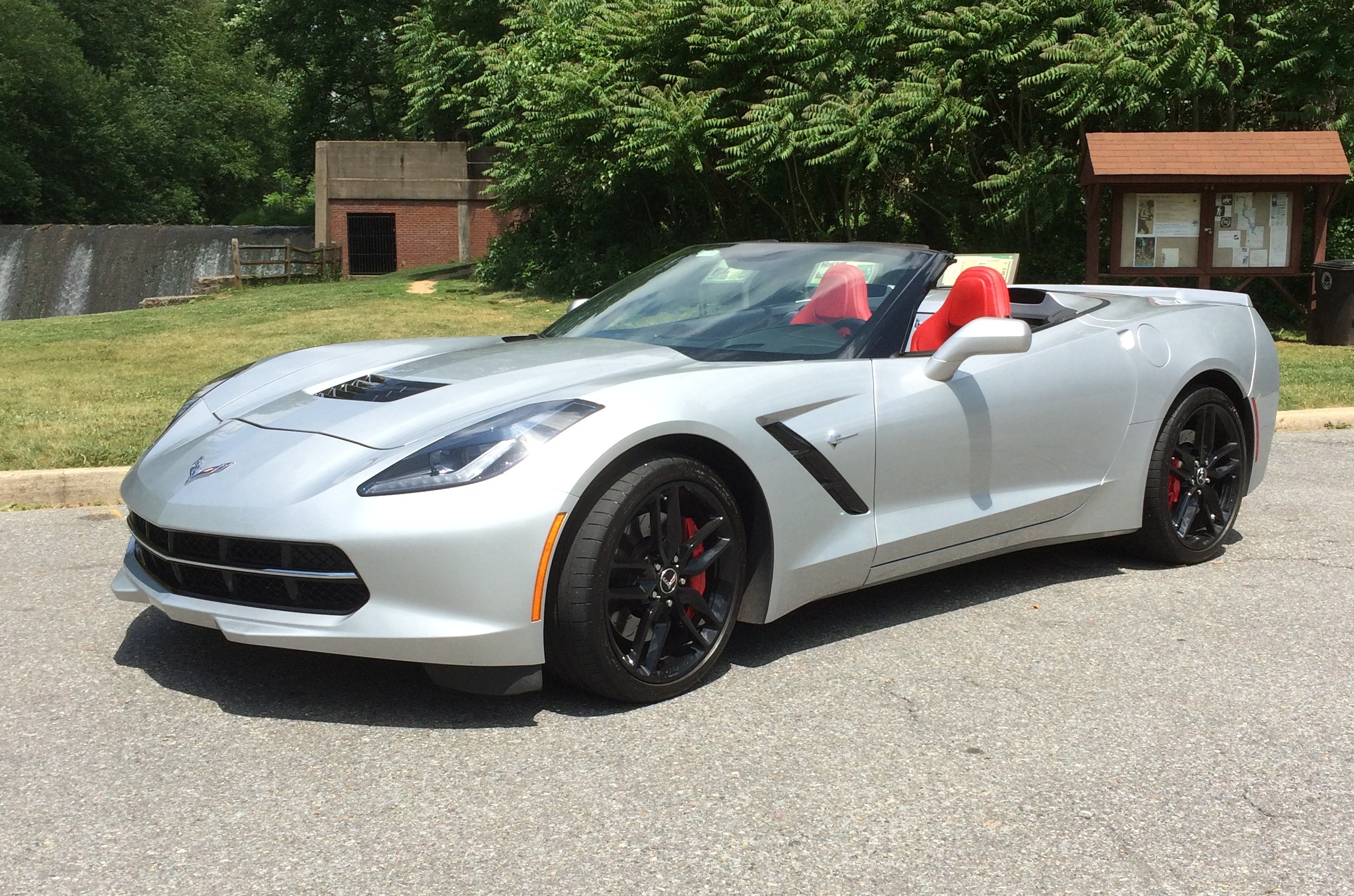 The 2015 Chevrolet Corvette Z51 convertible plays hard, cruises relaxed